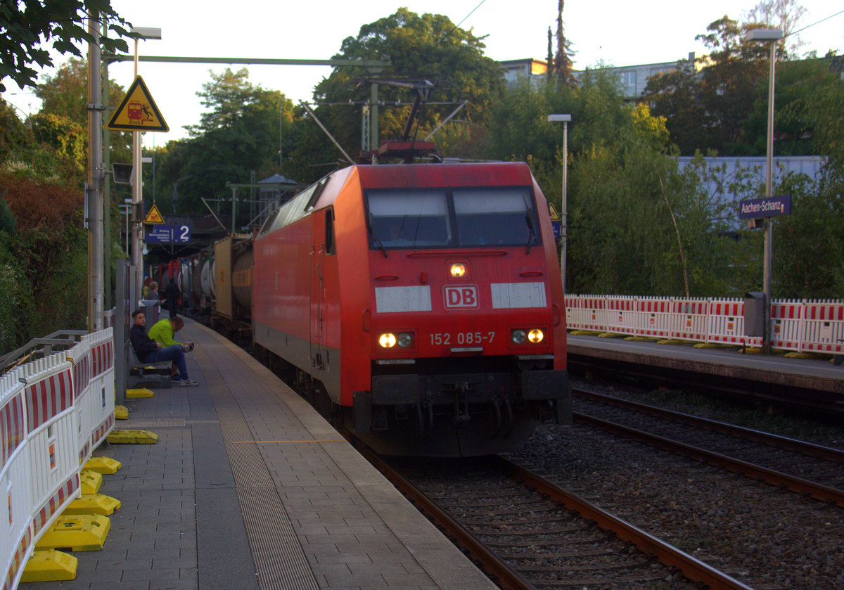 152 085-7 DB kommt aus Richtung Köln,Aachen-Hbf und fährt durch Aachen-Schanz mit einem Containerzug aus Verona(I) nach Antwerpen-Combinant(B) und fährt in Richtung Aachen-West. Aufgenommen vom Bahnsteig von Aachen-Schanz. 
Am Abend vom 19.9.2019.