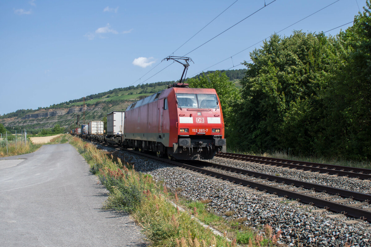 152 085-7 ist mit seinem Containerzug in Richtung Süden unterwegs,gesehen am 04.07.2023 in Thüngersheim