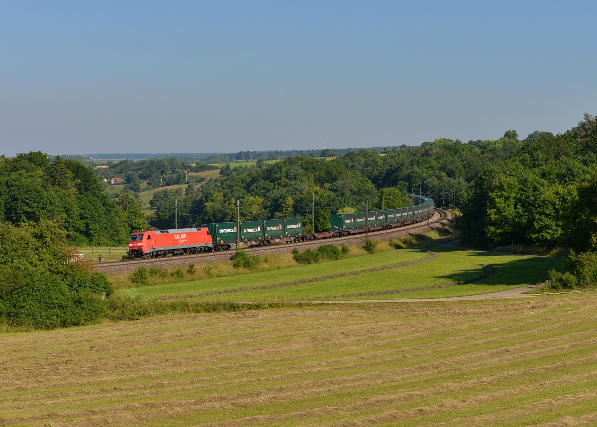152 085 mit einem Containerzug am 18.07.2014 bei Edlhausen. 