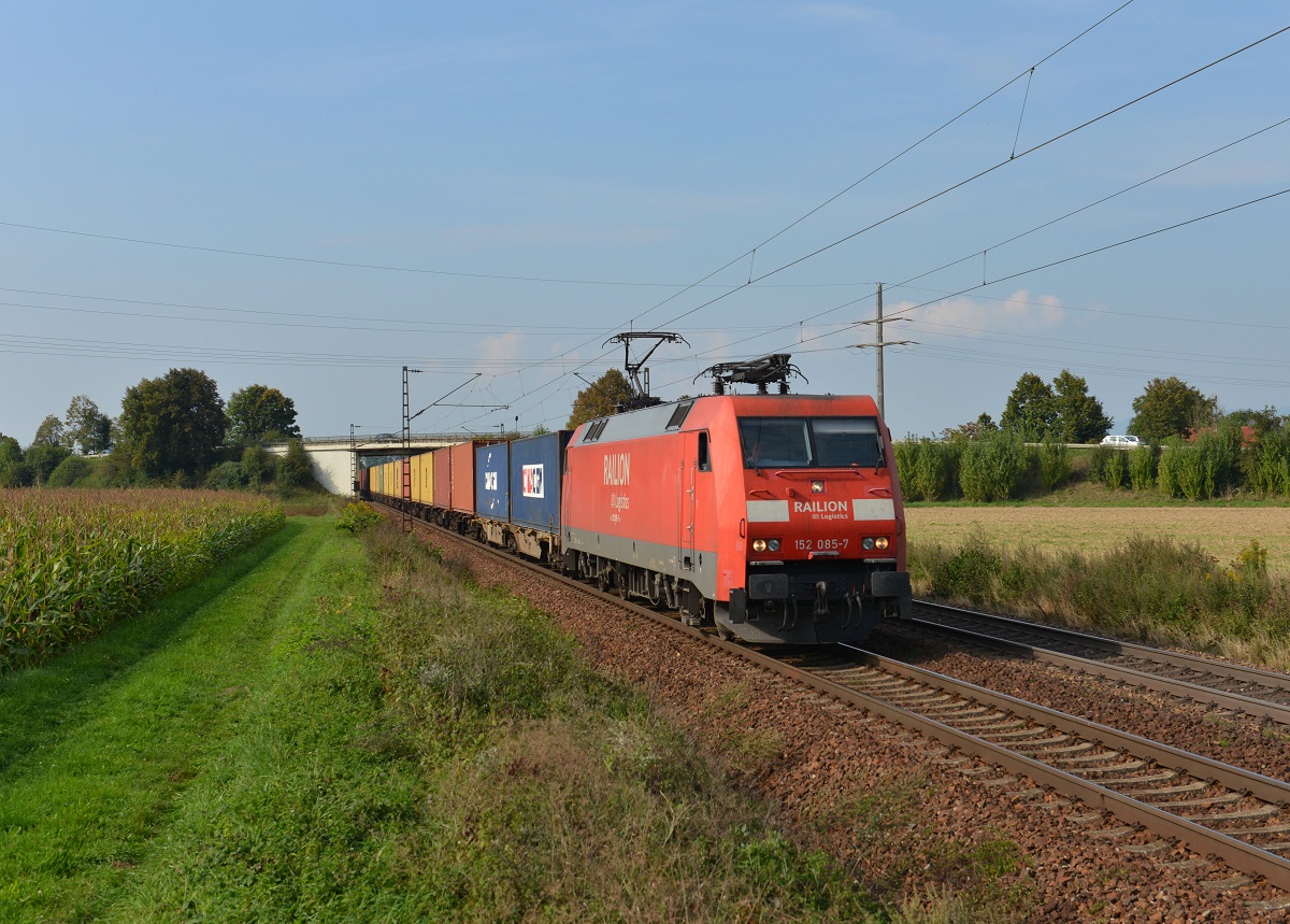 152 085 mit einem Containerzug am 04.09.2014 bei Plattling.