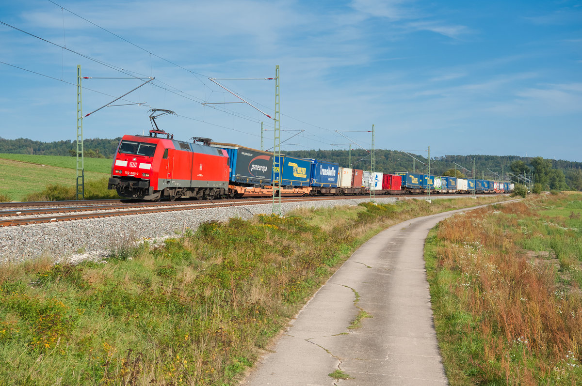 152 085 mit einem KLV-Zug bei Mitteldachstetten Richtung Würzburg, 17.09.2019