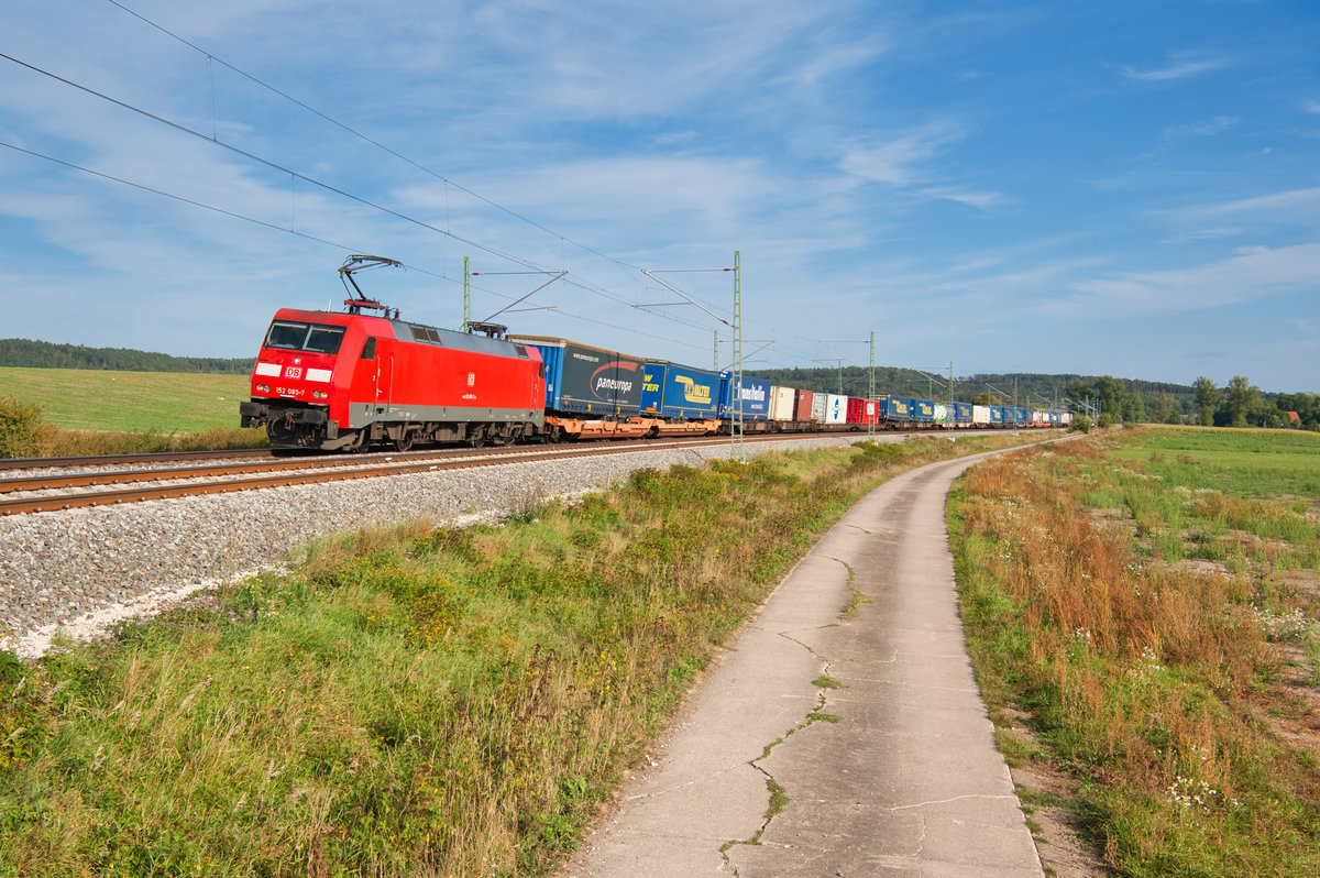 152 085 mit einem KLV-Zug bei Mitteldachstetten Richtung Würzburg, 17.09.2019