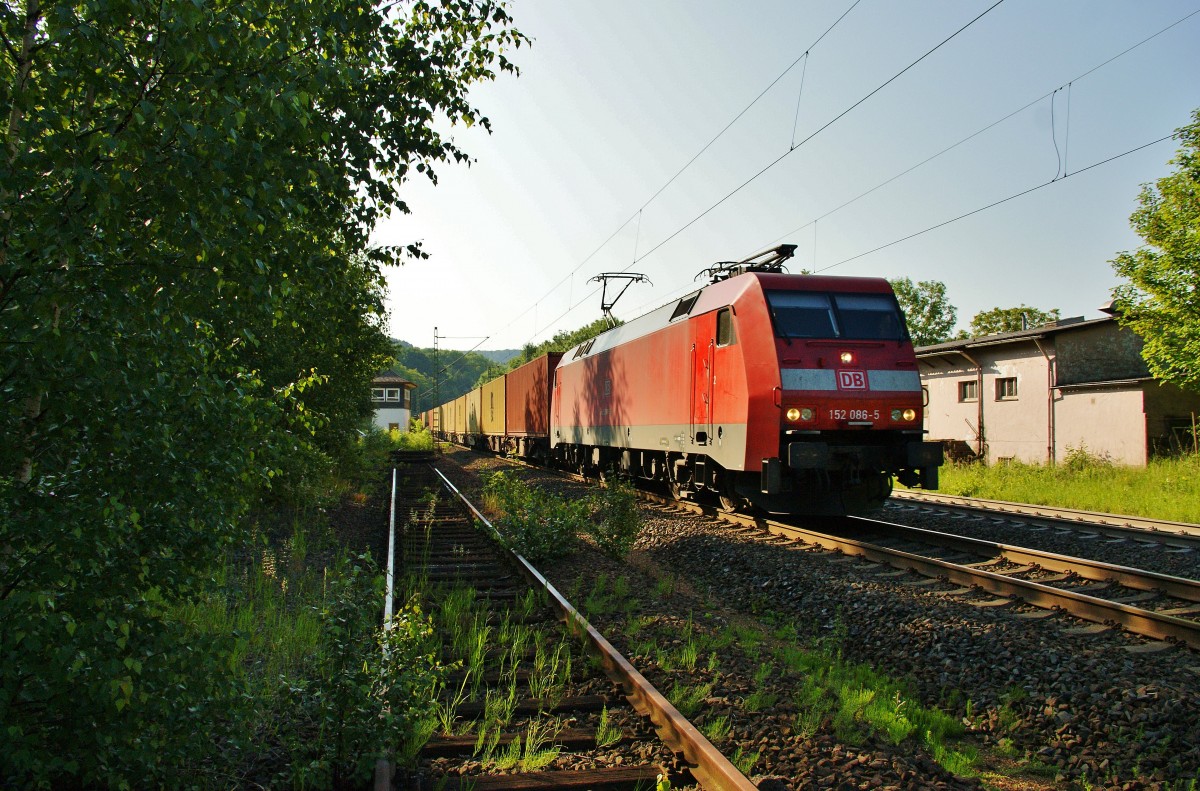 152 086-5 fährt mit einen Containerzug Richtung Norden am 03.06.14 bei Vollmerz.