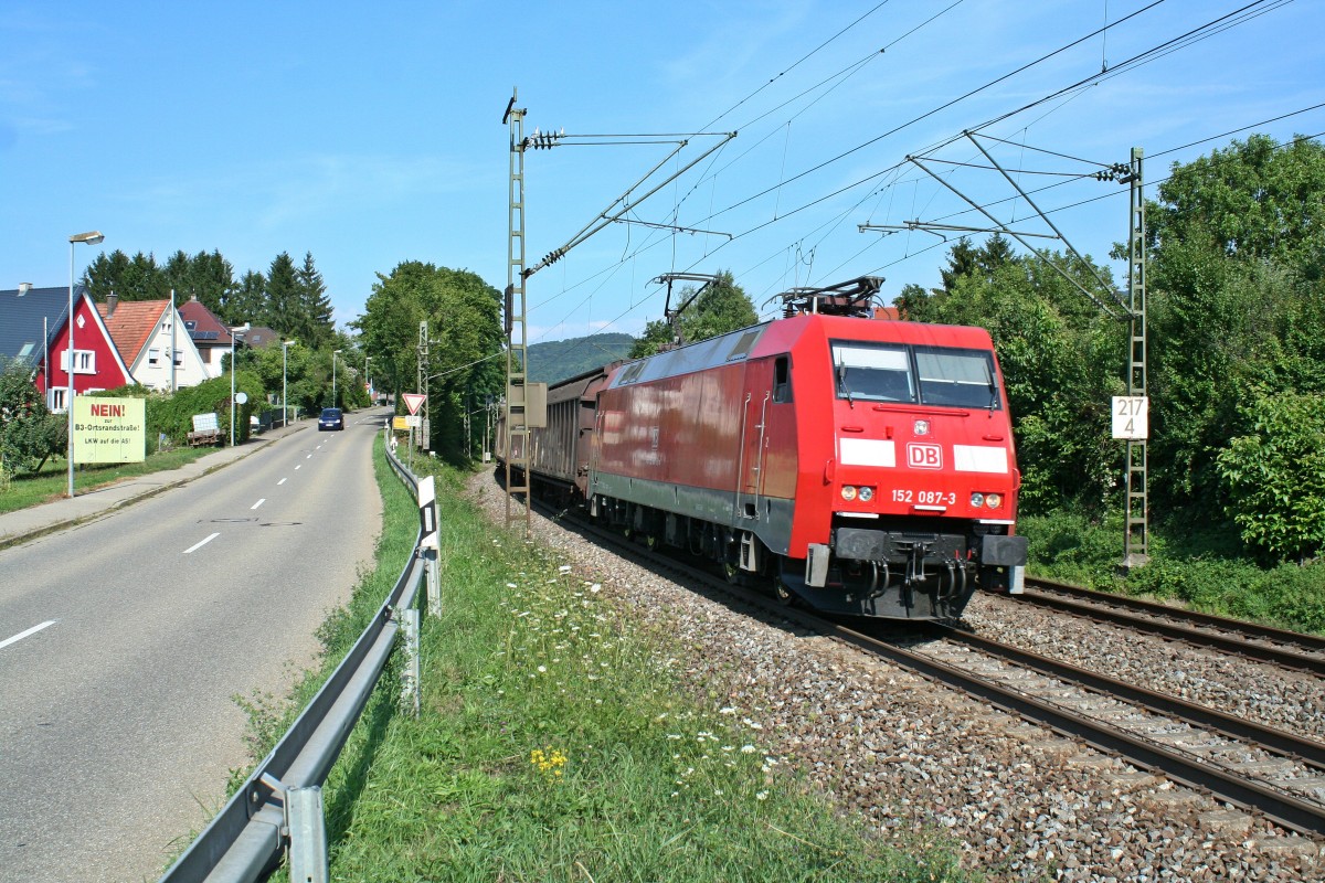 152 087-3 mit einem Papierzug nach Italien am Nachmittag des 15.08.13 sdlich von Schallstadt.