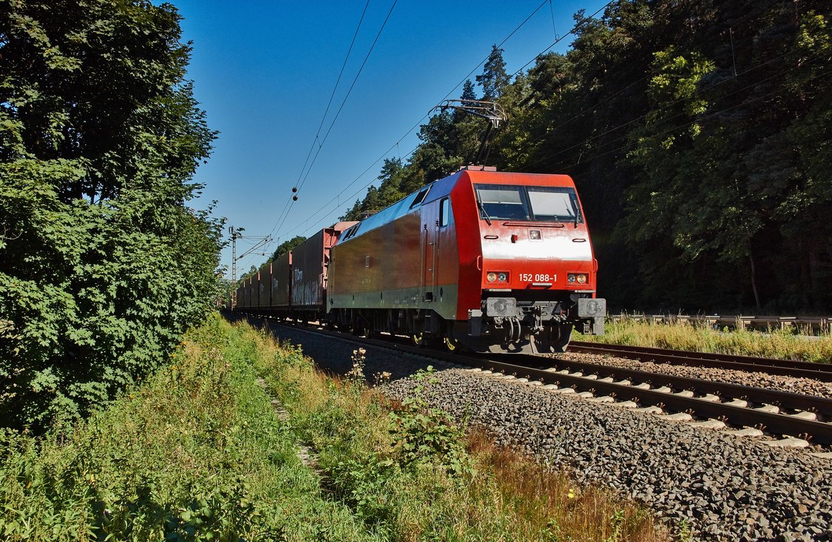 152 088-1 hat einen Autozug am Haken der weiter in Richtung Süden am 24.08.16 bei Burghaun unterwegs ist.