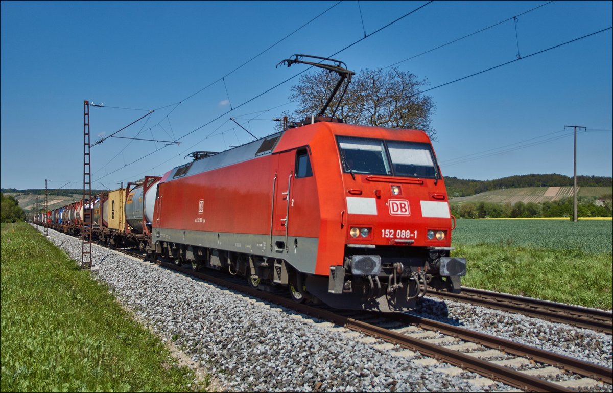 152 088-1 ist mit seinen Containerzug am 10.05.2017 in Richtung Süden unterwegs,gesehen bei Retzbach-Zellingen.