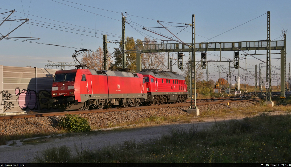 152 088-1 (Siemens ES64F) schleppt 233 285-6 (232 285-7 | 132 285-8) auf Gleis 349 Richtung Zugbildungsanlage (ZBA) Halle (Saale).
Aufgenommen von Bahnsteig 12/13.

🧰 DB Cargo
🕓 29.10.2021 | 16:11 Uhr