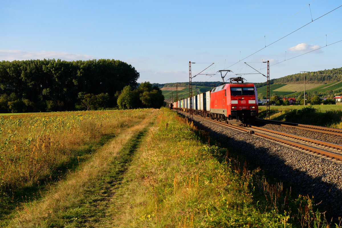152 088 DB Cargo mit einem Containerzug bei Retzbach-Zellingen Richtung Würzburg, 09.09.2020