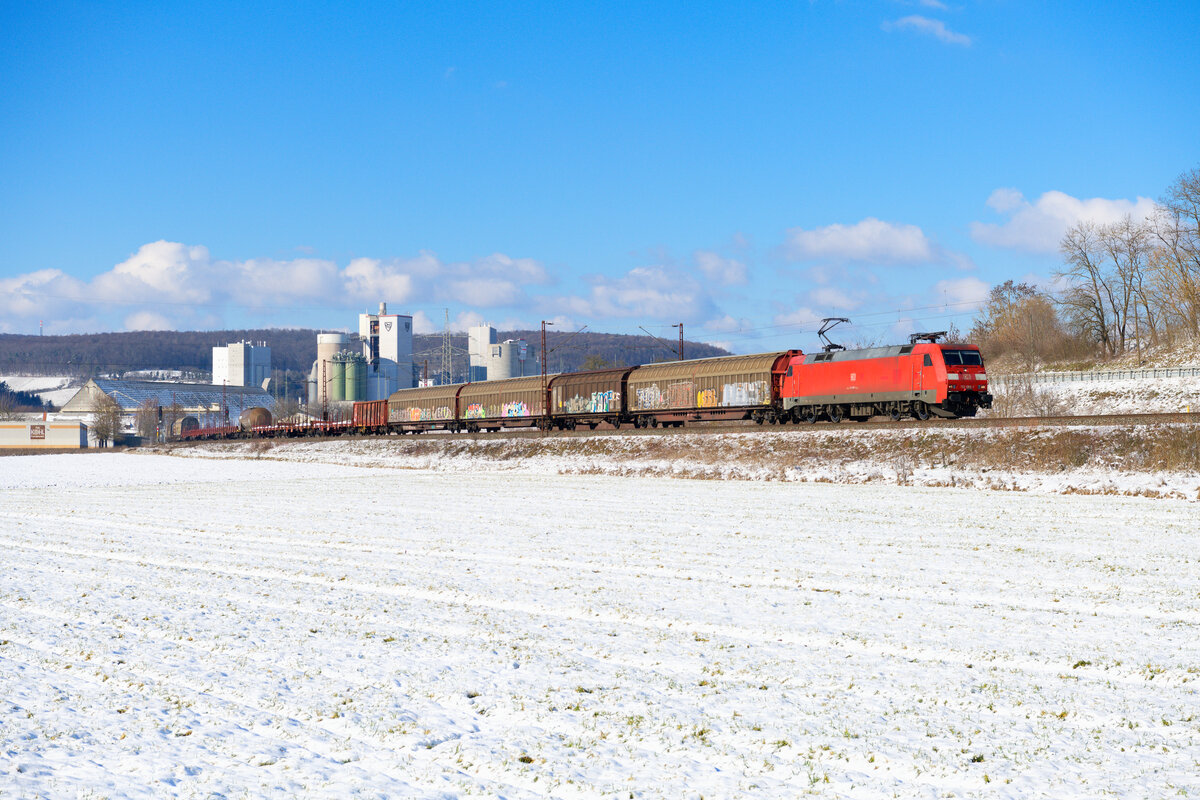 152 088 DB Cargo mit einem gemischten Güterzug bei Karlstadt Richtung Würzburg, 12.02.2021