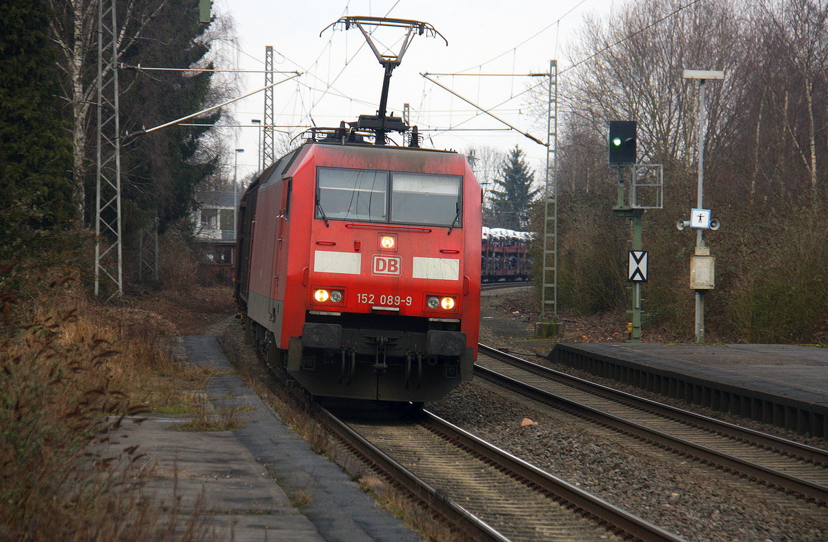 152 089-9 DB kommt mit einem Audi-VW-Skoda-Zug aus Osnabrück nach Kortenberg-Goederen(B) und kommt aus Richtung Mönchengladbach-Hbf,Rheydt-Hbf,Wickrath,Beckrath,Herrath und fährt durch Erkelenz in Richtung Baal,Hückelhoven-Baal,Brachelen,Lindern,Süggerrath,Geilenkirchen,Frelenberg,Zweibrüggen,Übach-Palenberg,Rimburg,Finkenrath,Hofstadt,Herzogenrath, Kohlscheid,Richterich,Laurensberg,Aachen-West. 
Aufgenommen vom Bahnsteig 1 in Erkelenz. 
Bei Wolken am Kalten Nachmittag vom 21.2.2017.