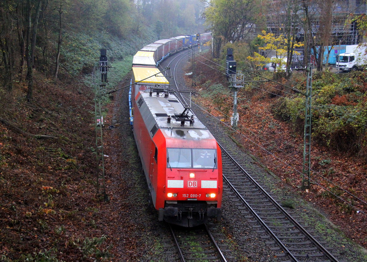 152 090-7 DB kommt mit einem LKW-Zug aus Zeebrugge-Vorming(B) nach Novara-Boschetto(I) und kommt aus Richtung Aachen-West,Aachen-Schanz und fährt in Richtung Aachen-Hbf,Aachen-Rothe-Erde,Stolberg-Hbf(Rheinland)Eschweiler-Hbf,Langerwehe,Düren,Merzenich,Buir,Horrem,Kerpen-Köln-Ehrenfeld,Köln-West,Köln-Süd. 
Aufgenommen von einer Brücke von der Weberstraße in Aachen.
Bei Regenwetter am Nasskalten Morgen vom 26.11.2018.