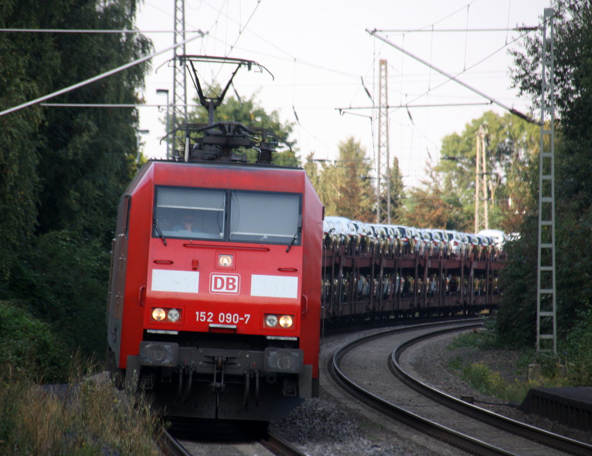152 090-7 DB kommt mit einem Audi-VW-Zug aus Osnabrück nach Kortenberg-Goederen(B)und kommt  aus Richtung Mönchengladbach-Hbf,Rheydt-Hbf,Wickrath,Beckrath,Herrath und fährt durch Erkelenz in Richtung Baal,Hückelhoven-Baal,Brachelen,Lindern,Süggerrath,Geilenkirchen,Frelenberg,Zweibrüggen,Übach-Palenberg,Rimburg,Finkenrath,Hofstadt,Herzogenrath, Kohlscheid,Richterich,Laurensberg,Aachen-West.
Aufgenommen vom Bahnsteig 1 in Erkelenz. 
Bei Sommerwetter am Nachmittag vom 13.9.2016.