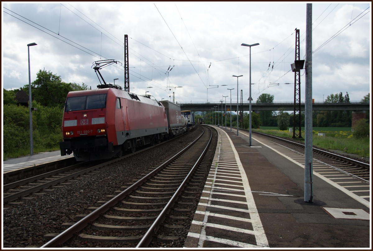 152 090-7 mit einen Aufliegerzug in Retzbach-Zellingen am 08.05.14.