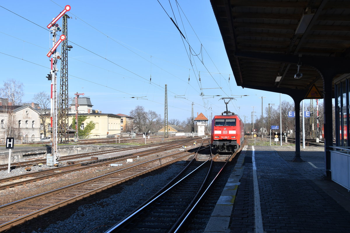 152 090 durchfährt am 20.03.2019 mit einem Kesselzug den Bahnhof Köthen