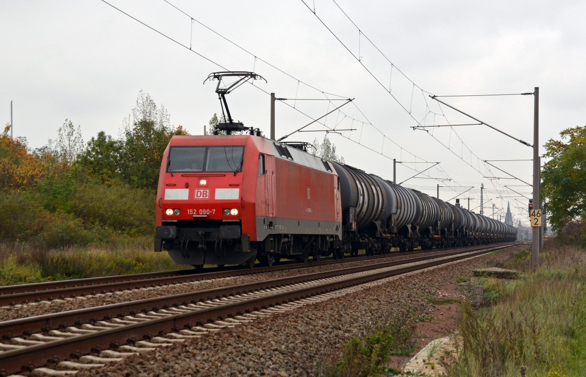 152 090 schleppte am 13.10.15 einen Kesselwagenzug durch Greppin Richtung Dessau.