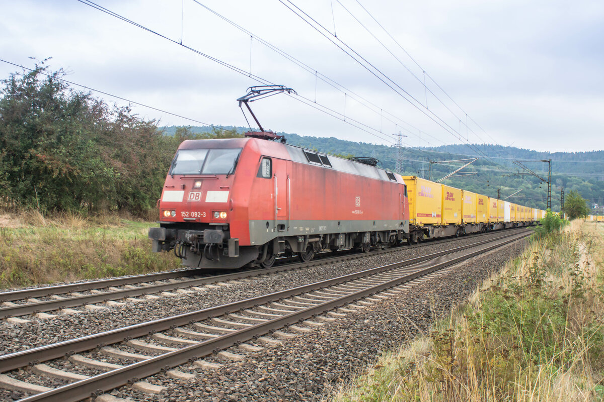 152 092-9 mit einem DHL-Zug am 31.08.2022