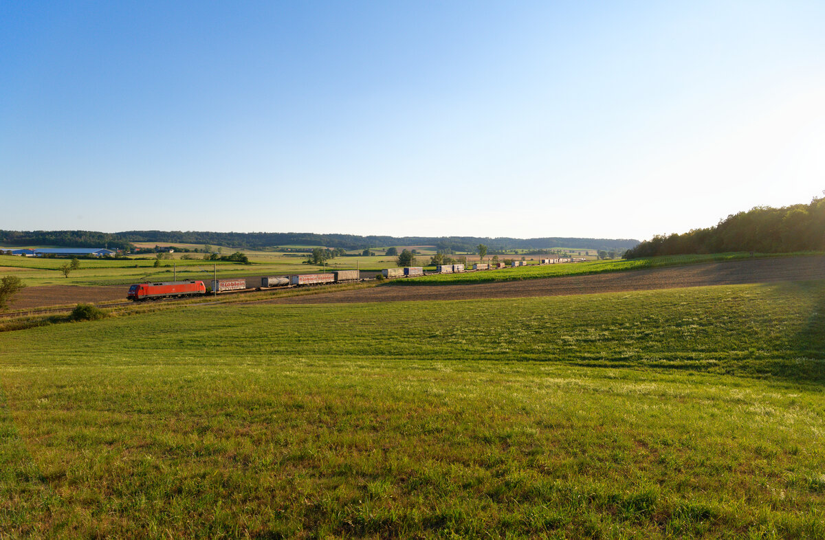 152 092 DB Cargo mit einem KLV-Zug bei Oberdachstetten Richtung Ansbach, 06.08.2020
