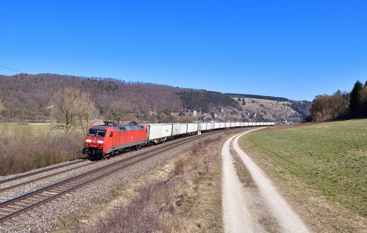152 092 mit einem Zuckerzug am 22.03.2022 bei Obereichstätt.