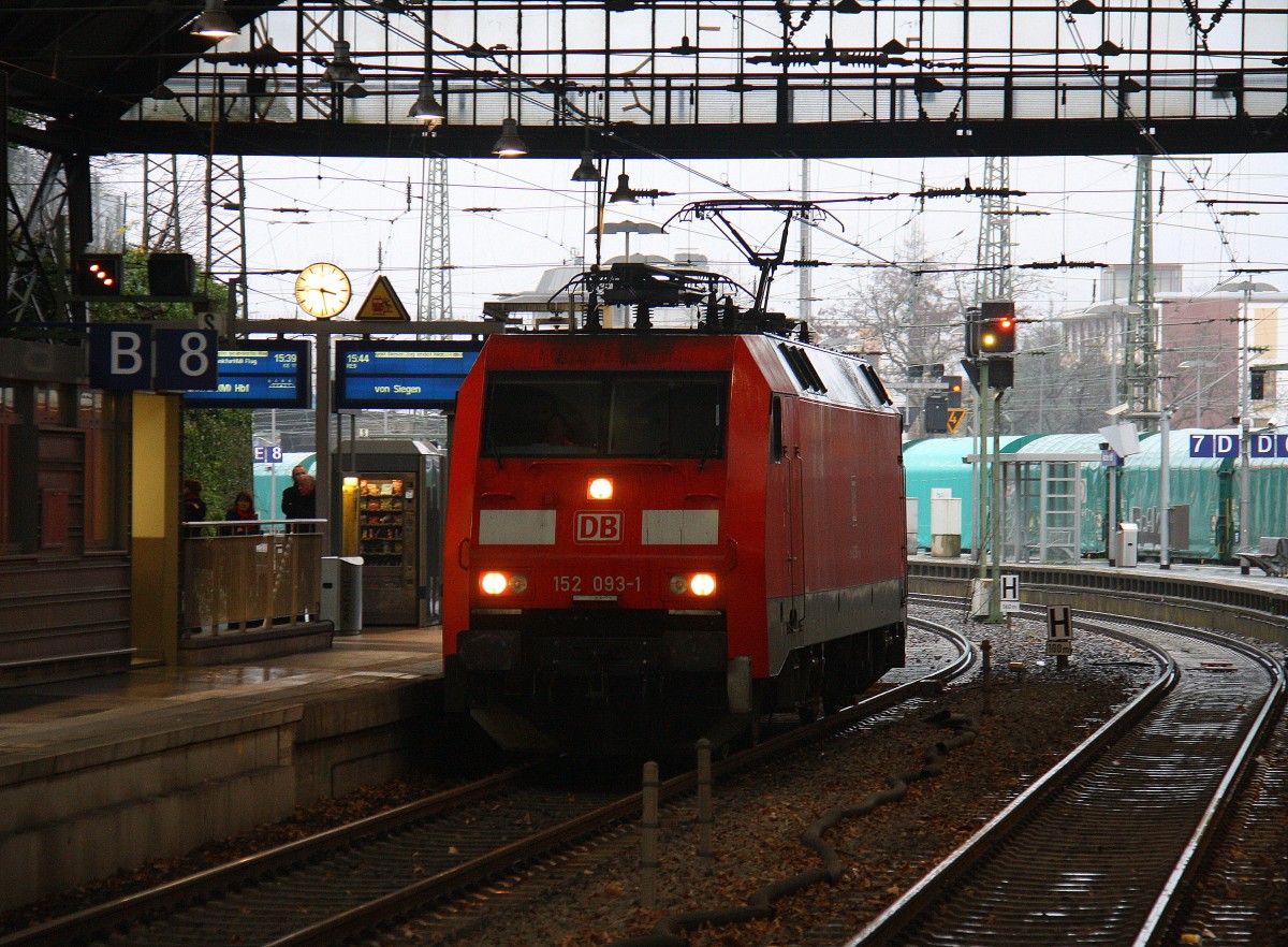 152 093-1 DB kommt aus Richtung Aachen-West,Aachen-Schanz als Lokzug von Aachen-West nach Stolberg-Hbf und fährt durch den Aachener-Hbf in Richtung Aachen-Rothe-Erde,Stolberg-Hbf(Rheinland).
Aufgenommen vom Bahnsteig 7 vom Aachen-Hbf. 
Bei Regenwetter am Nachmittag vom 16.12.2015.