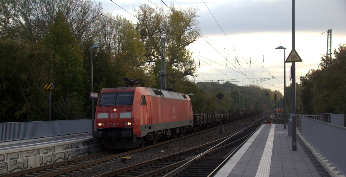152 093-1 DB kommt durch Kohlscheid aus Richtung Aachen-West mit einem Güterzug Belgien nach Neuss und fährt durch Kohlscheid in Richtung Herzogenrath,Mönchengladach. 
Aufgenommen von Bahnsteig 2 in Kohlscheid.
Am Nachmittag vom 30.10.2019.