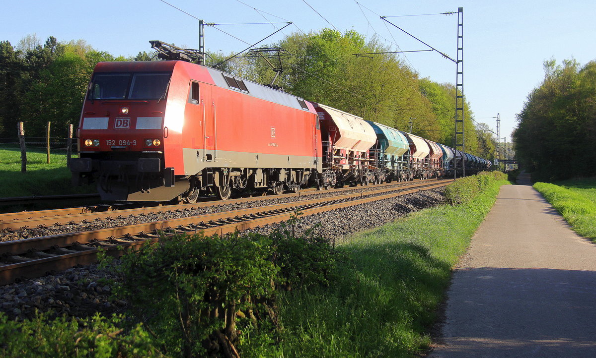 152 094-9 DB kommt mit einem Kalkzug aus Marche-les-Dames(B) nach Hagen(D) und kommt aus Richtung Aachen-West,Laurensberg,Richterich,Kohlscheid,Herzogenrath,Hofstadt,Finkenrath,Rimburg,Übach-Palenberg und fährt durch Zweibrüggen in Richtung Frelenberg,Geilenkirchen,Süggerath,Lindern,Brachelen,Hückelhoven-Baal,Baal,Erkelenz,Herrath,Beckrath,Wickrath,Rheydt. 
Aufgenommen Zwischen Übach-Palenberg und Zweibrüggen.
Am einem schöenem Sommerabend im April 2018.
Am Abend vom 19.4.2018.