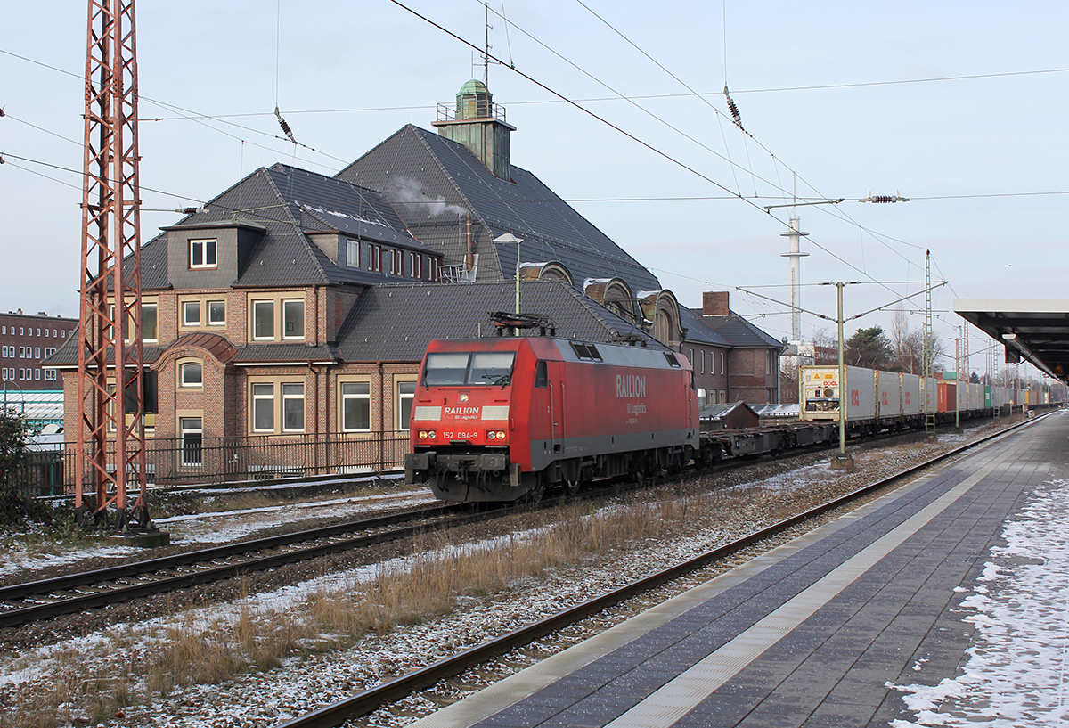 152-094-9 mit einem Kühlcontainerzug in winterlicher Kulisse im Bremerhavener Hbf. 20.1.2013
