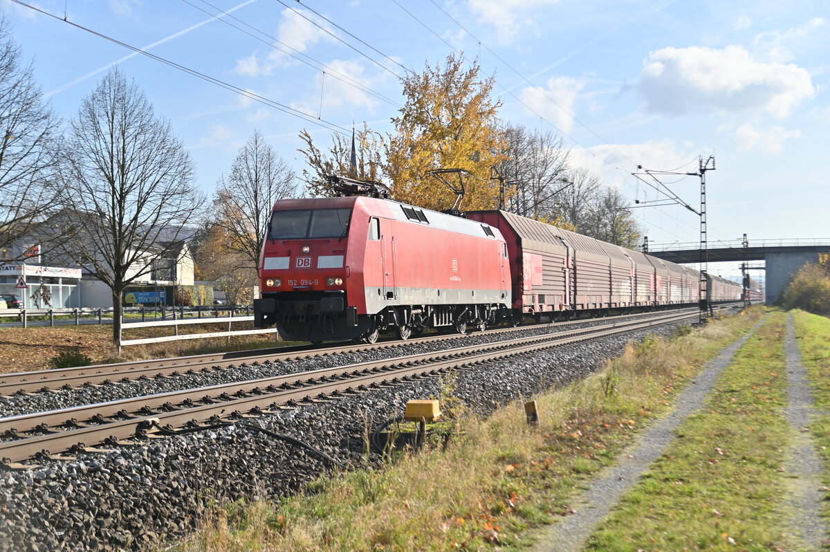 152 094 mit dem Mercedeszug in Thüngersheim in Richtung Karlstadt fahrend.
Ungewöhnlicherweise sind diesmal die geschlossen Wagons vorne im Zugverband und die normalen Autotransporter bilden das Schlußlicht. 9.11.2021