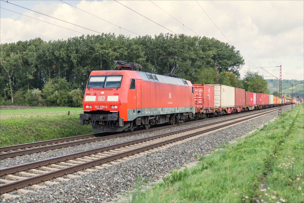 152 095-6 ist am 16.09.2025 mit einem Containerzug bei Retzbach-Z. in Richtung Süden unterwegs.