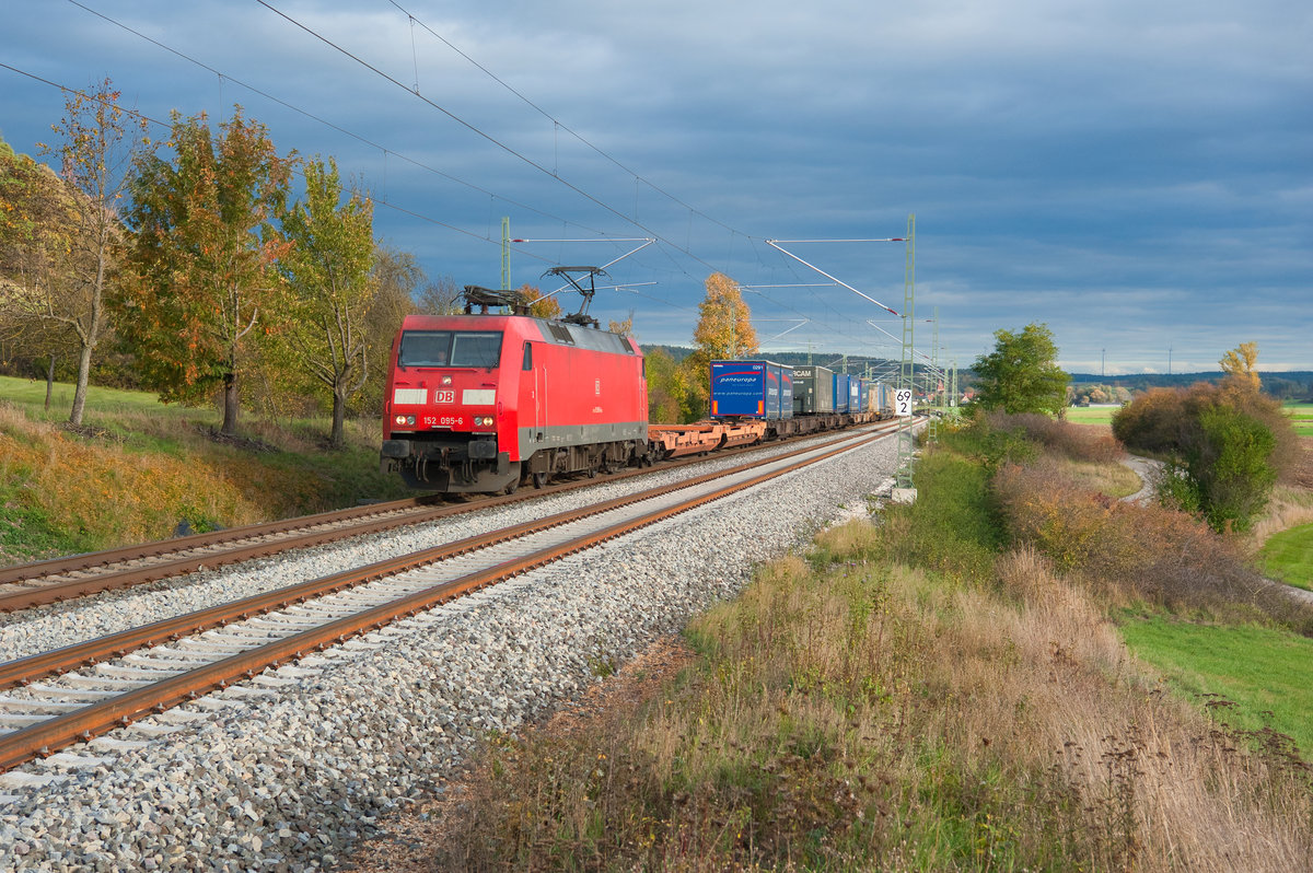 152 095 mit einem KLV-Zug bei Oberdachstetten Richtung Würzburg, 16.10.2019