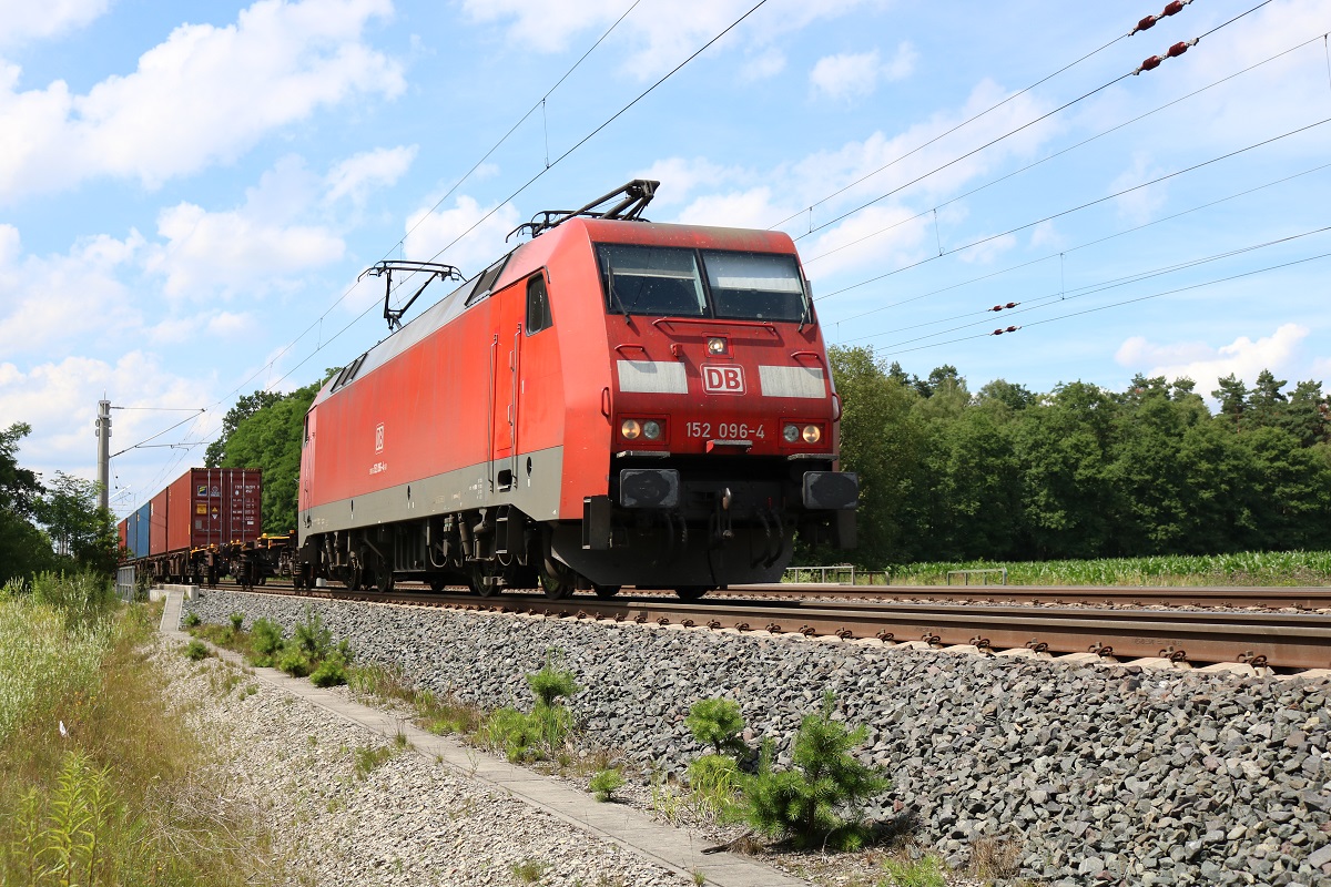 152 096-4 DB als Containerzug fährt in Radbruch auf der Bahnstrecke Hannover–Hamburg (KBS 110) Richtung Lüneburg. [6.7.2017 - 14:36 Uhr]