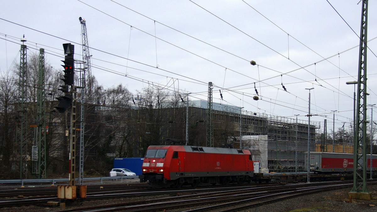 152 096-4 DB  kommt aus Richtung Köln,Aachen-Hbf,Aachen-Schanz mit einem langen Containerzug aus Verona(I) nach Genk(B) und fährt in Aachen-West ein. 
Aufgenommen vom Bahnsteig in Aachen-West.
Bei Wolken am Nachmittag vom 16.1.2015.
