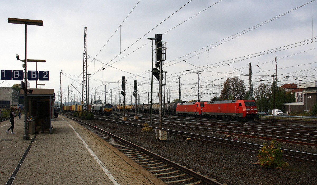 152 097-2 und 152 096-4 beide von DB fahren mit einem langen Ölzug aus Antwerpen-Petrol(B) nach Basel(CH) bei der Ausfahrt aus Aachen-West und fahren in Richtung Aachen-Schanz,Aachen-Hbf,Aachen-Rothe-Erde,Stolberg-Hbf(Rheinland)Eschweiler-Hbf,Langerwehe,Düren,Merzenich,Buir,Horrem,Kerpen-Köln-Ehrenfeld,Köln-West,Köln-Süd. Aufgenommen vom Bahnsteig in Aachen-West.
Bei Sonne und Regenwolken am 18.10.2015.
