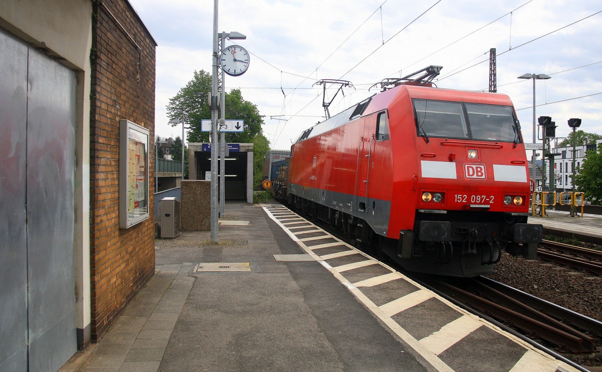 152 097-2 DB kommt mit einem langen Containerzug aus Gallarate(I) nach Zeebrugge(B) und fährt in Richtung Köln. 
Aufegenommen auf der Rechten Rheinstrecke (KBS 465) in Rhöndorf(am Rhein).
Bei Sonne und Wolken am Nachmittag vom 29.4.2015.