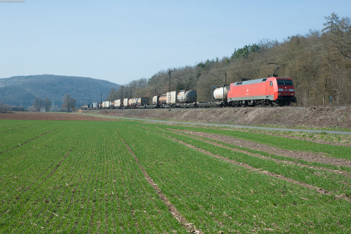152 097-2 mit einem KLV-Zug bei Harrbach Richtung Würzburg, 16.03.2017