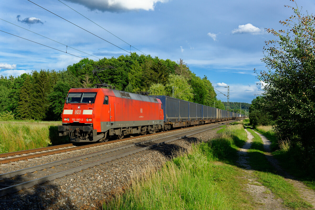 152 097 mit KT 50020 (Landshut Hbf - Hannover Linden) bei Postbauer-Heng, 01.07.2020