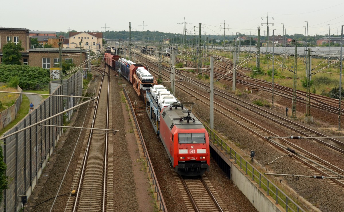 152 097 zog am 03.08.14 einen gemischten Güterzug von Leipzig kommend durch Bitterfeld und verschwand in der Dessauer Unterführung.