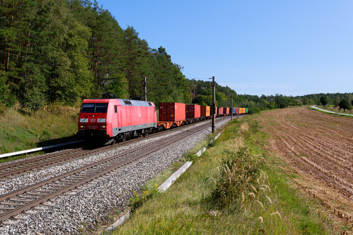 152 098 DB Cargo mit einem Containerzug bei Hagenbüchach Richtung Würzburg, 19.09.2020