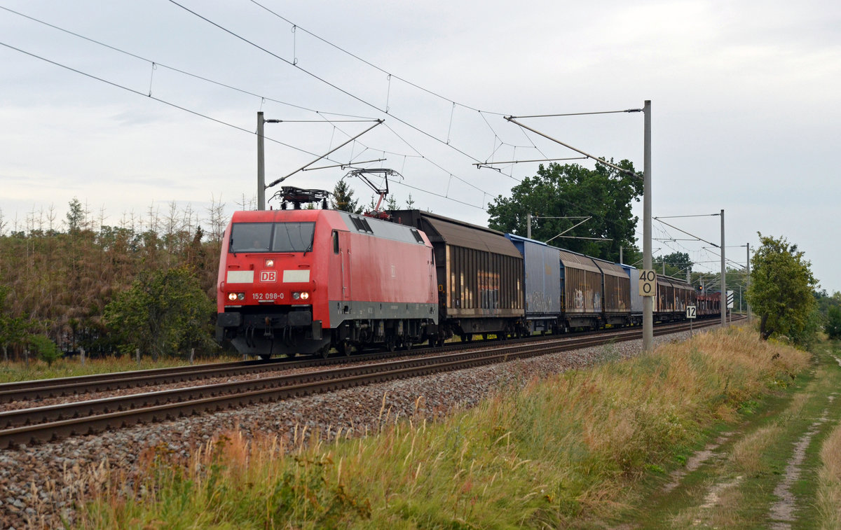 152 098 schleppte am 17.08.19 einen Autologistik-Zug durch Jeßnitz Richtung Bitterfeld.