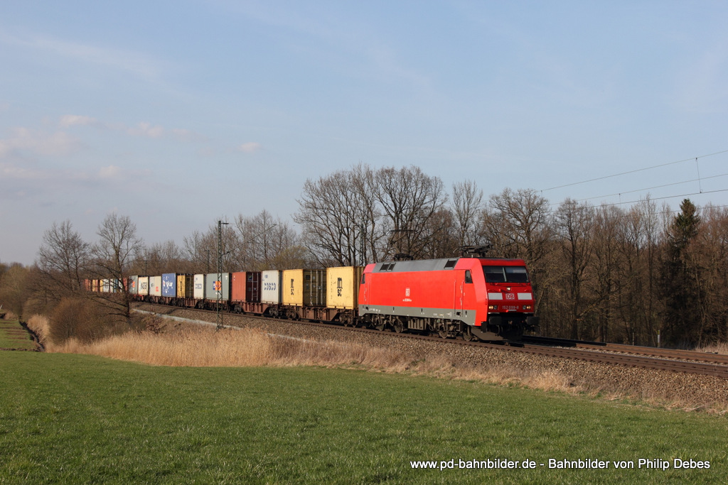 152 099-8 (DB Schenker) mit einem Containerzug in Hilperting, 27. März 2014