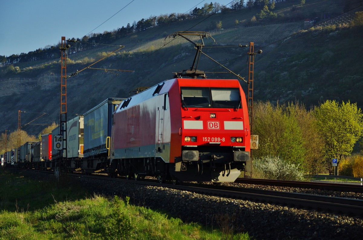 152 099-8 mit einen Aufliegerzug gesehen am 15.04.15 bei Thüngersheim.