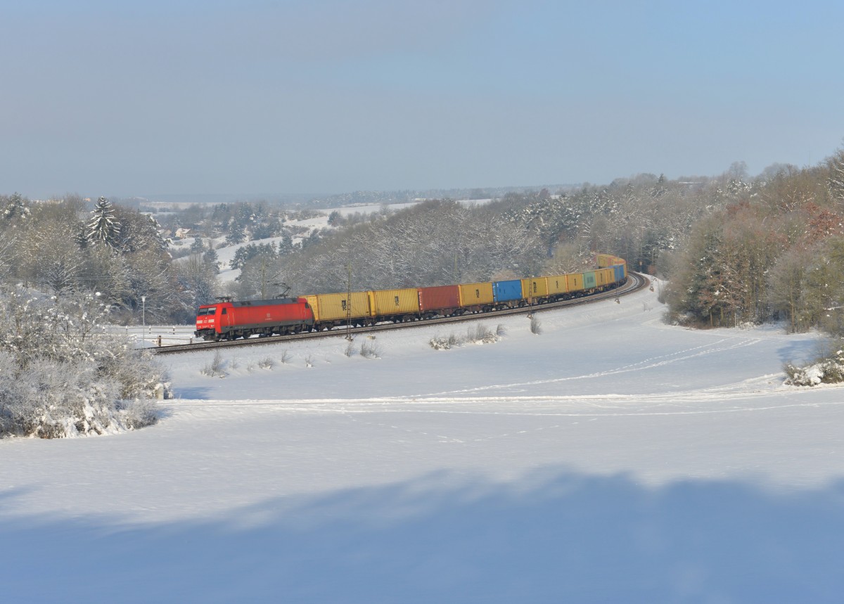 152 099 mit einem Containerzug am 04.02.2015 bei Edlhausen.