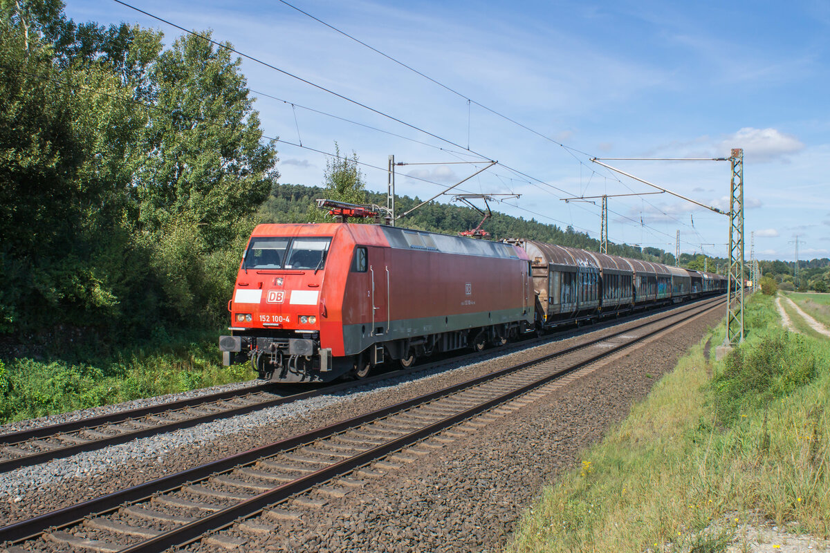 152 100-4 ist am 14.09.2023 mit einem Güterzug bei Kerzell unterwegs.
