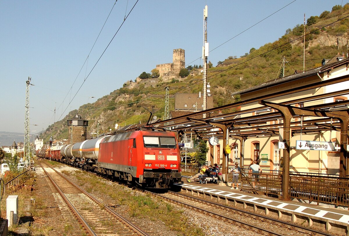 152 100 bei der Durchfahrt des Bahnhofs in Kaub an der rechten Rheinstrecke am 09.10.2021.
Für den Admin: aufgenommen vom Bahnsteig 3.