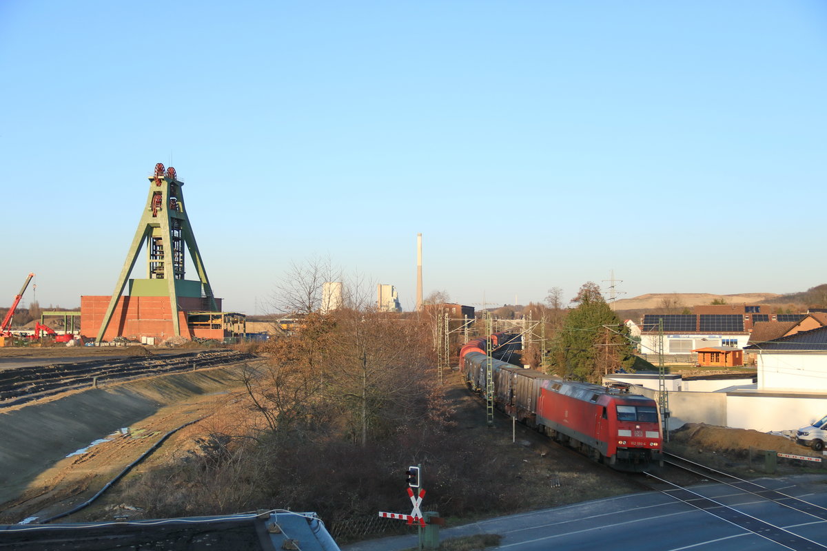 152 100 mit dem Nievenheimer vor der Kulisse des ehemaligen Bergwerks Haus Aden in Oberaden am 2.3.21. In wenigen Tagen wird das Wahrzeichen Oberadens verschwunden sein da es für die Wasserhaltung im Weg stehen würde. Glück Auf!