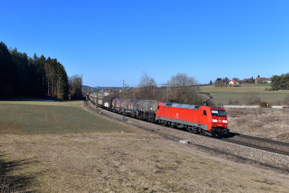 152 100 mit einem Güterzug am 27.02.2019 bei Sinngrün. 