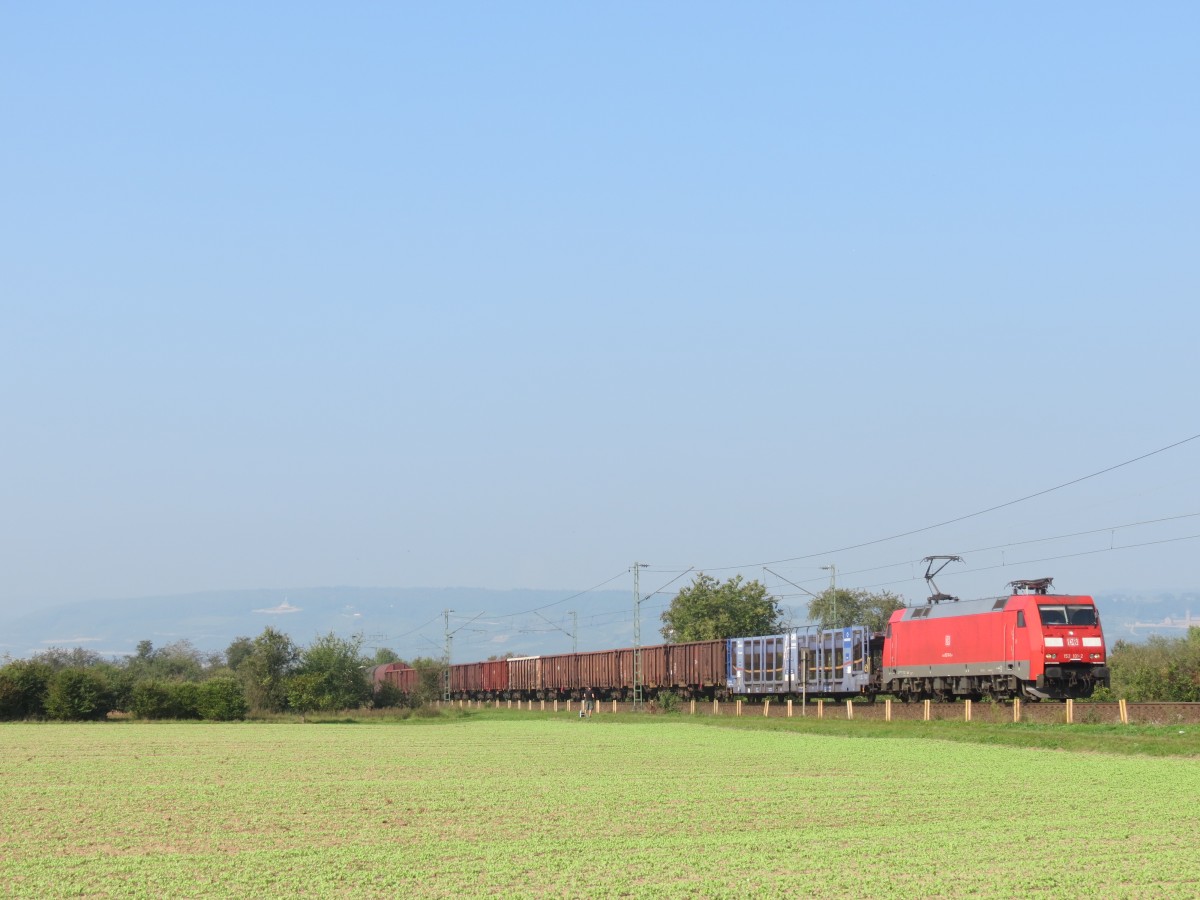 152 101 fuhr am 3.Oktober 2014 einen Gterzug die linke Rheinstrecke gen Sden. Hier ist sie bei Gau-Algesheim zu sehen.