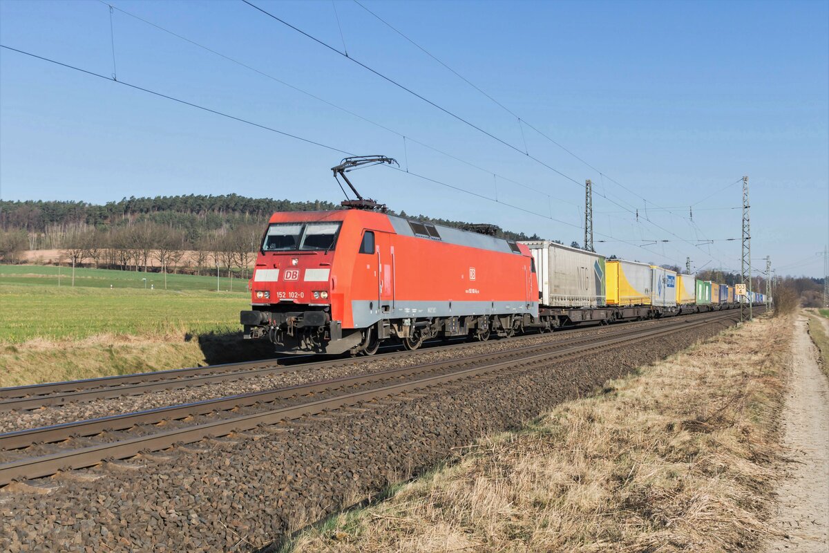 152 102-0 ist am 23.03.2022 mit einem Aufliegerzug bei Kerzell.