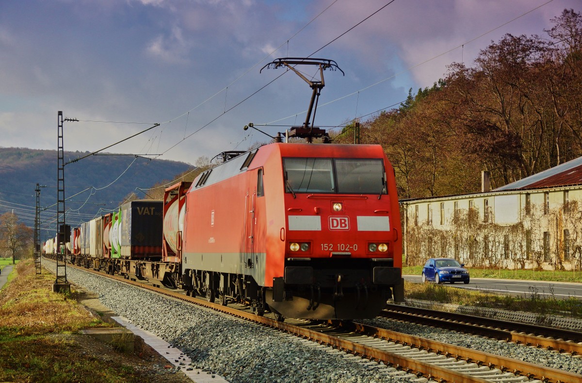 152 102-7 ist hier mit einen Aufliegerzug bei Gambach zu sehen der am 09.12.15 in Richtung Süden unterwegs ist.