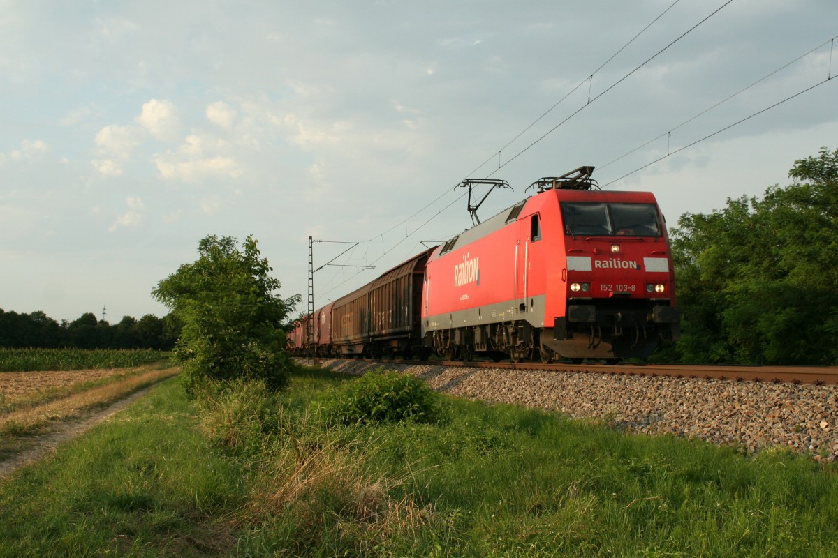 152 103-8 mit einem Gtermischzug am Abend des 03.08.13 zwischen Buggingen und Mllheim (Baden).