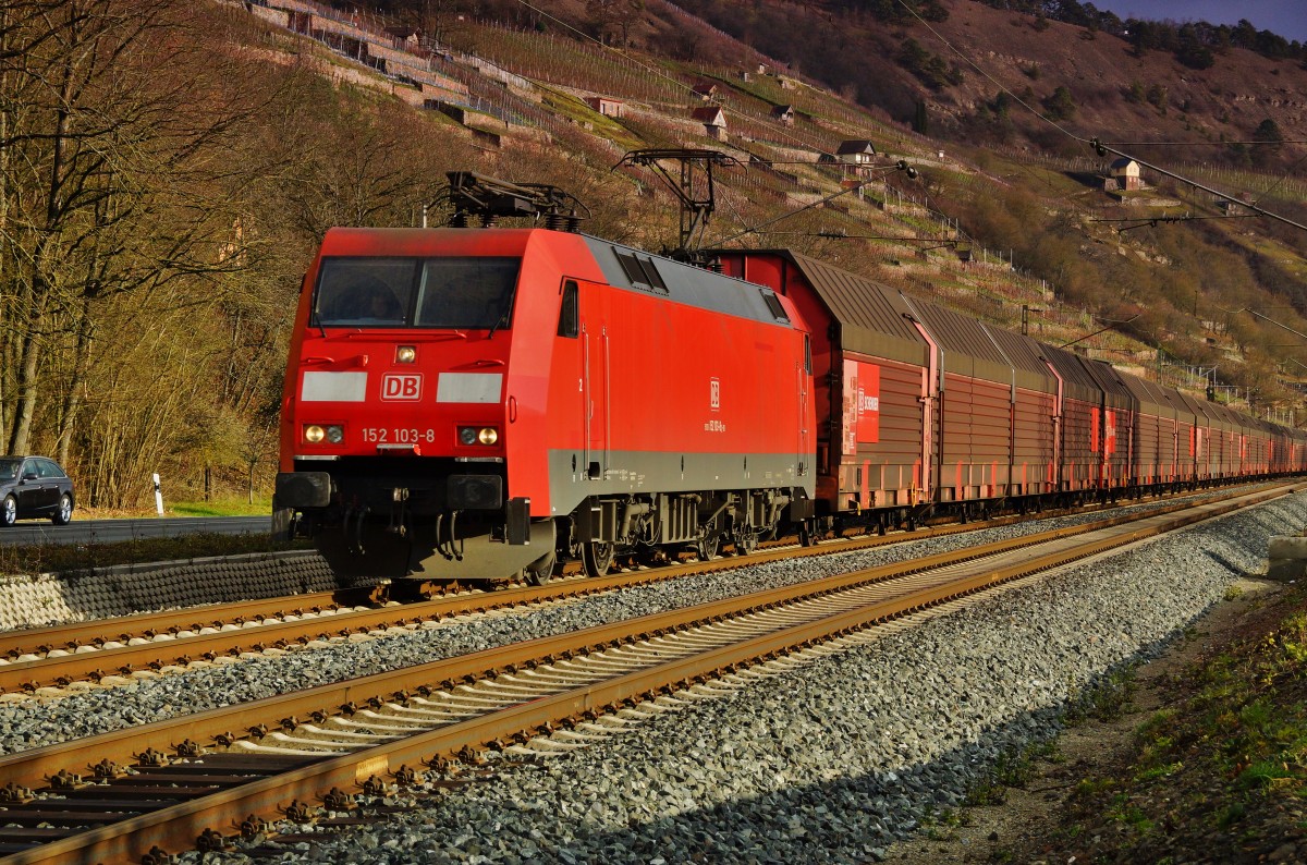 152 103-8 mit einen Autozug gesehen am 09.12.15 bei Gambach. 